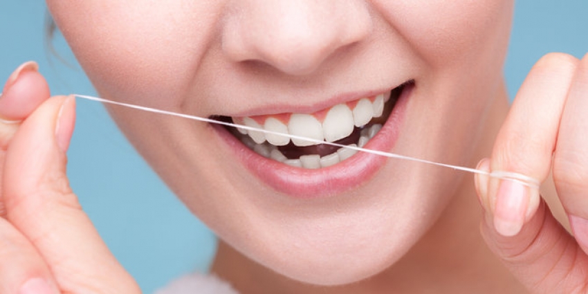 ilustrasi flossing gigi